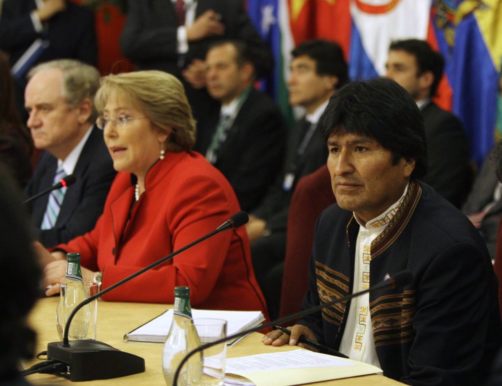 O presidente boliviano Evo Morales (à dir.), a presidente do Chile Michelle Bachelet (centro) e o primeiro-ministro chileno Alejandro Foxley (à esq.) debatem o destino da Bolívia, em Santiago | Roberto Candia / Reuters