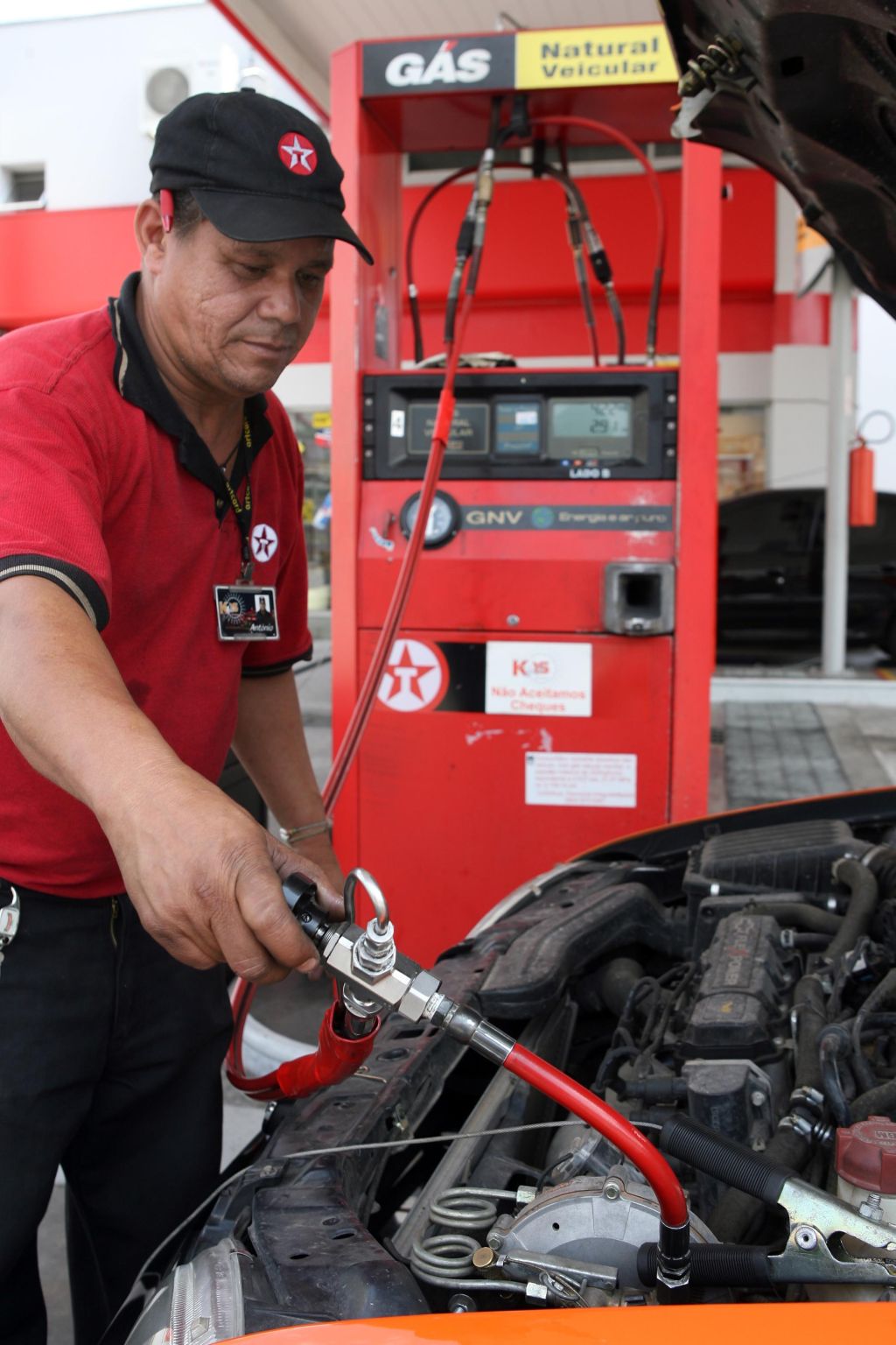 Frentista abastece carro com gás natural: combustível perdeu desconto e ficou mais caro | Albari Rosa/Gazeta do Povo