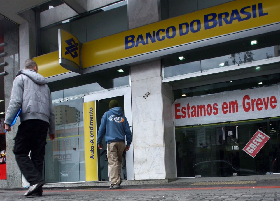 População só pôde utilizar terminais de auto-atendimento das agências bancárias nesta terça-feira (30), em Curitiba | Priscila Forone/Gazeta do Povo