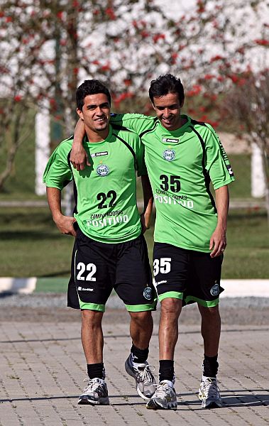 Dinélson (esq.) e Bilú chegaram ao clube após cirurgias e precisam recuperar a forma para defender o Coritiba. | Albari Rosa/Gazeta do Povo