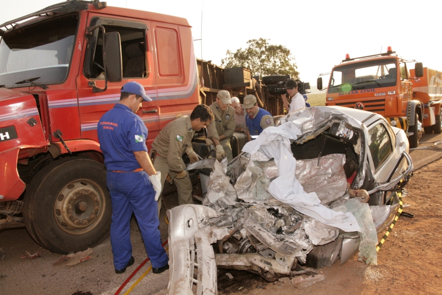 Trânsito ficou lento na rodovia por mais de três horas, enquanto os corpos eram retirados das ferragens | Osmar Nunes/Gazeta do Povo