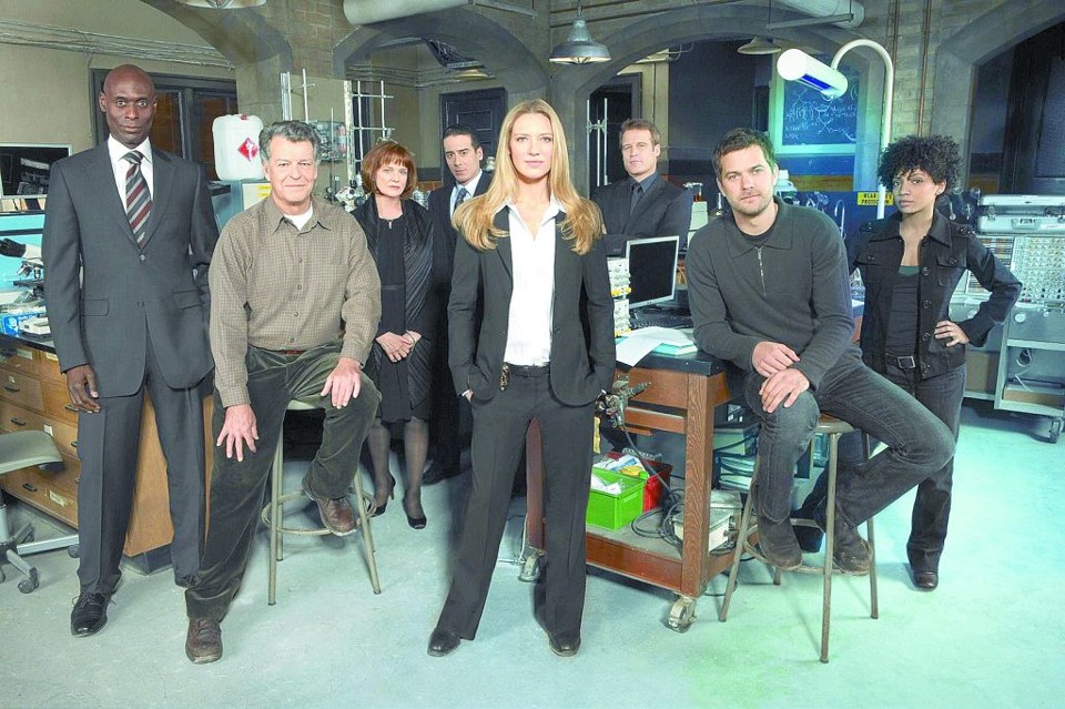 O elenco de Fringe, encabeçado por Joshua Jackson (sentado, à direita), o personagem Pacey da extinta série Dawsons Creek | Divulgação