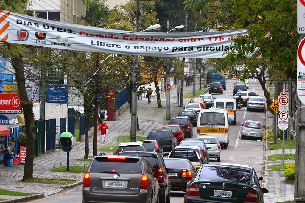 A Rua Ângelo Sampaio tinha vários carros estacionados ontem, após as 17 horas. Falta de guincho prejudica desobstrução das vias | Fotos: Ivonaldo Alexandre/Gazeta do Povo