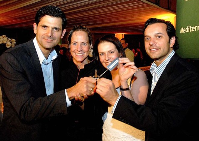André Caldeira (à esq.) e Marcelo Pereira (à dir.) são os sócios do Mediterraneo, um dos oito restaurantes que vão compor o Park Gourmet, cujas chaves foram entregues durante badalado coquetel nesta terça-feira. O cardápio da casa será assinado pela chef Daniela Caldeira, mulher de André. A festa teve como anfitriã Jacqueline Vieira de Lemos, superintendente do ParkShopping Barigüi |