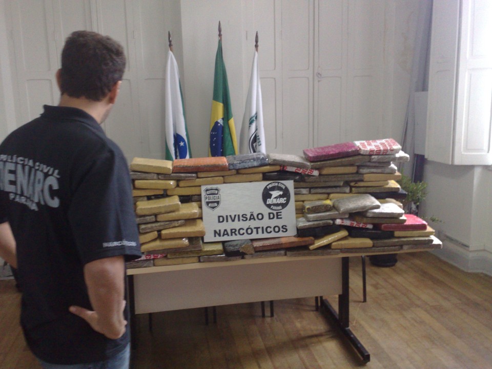O delegado-chefe da Denarc de Curitiba, Rodrigo Brown de Oliveira, diante da maconha apreendida | João Varella / Gazeta do Povo