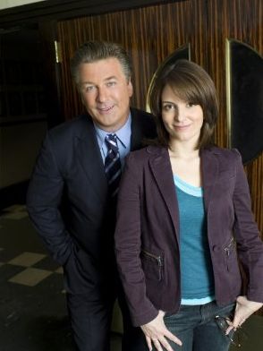 Tina Fey e Alec Baldwin, do seriado "30 Rock" | Reprodução/Imdb.com