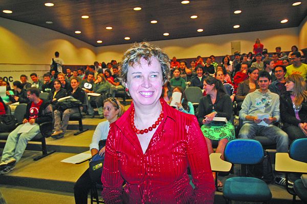 Bioengenharia, boa esperança- Mildred Helcke, professora de Engenharia do Centro Politécnico da UFPR, pesquisa em Curitiba os limites de resistência dos ossos humanos em próteses terapêuticas. Helcke aplica na recuperação do nosso frágil corpo o mesmo modelo matemático que define estruturas e resistência dos materiais, saberes básicos da engenharia civil. Foto de Pablito Pereira mostra Mildred entre seus alunos |