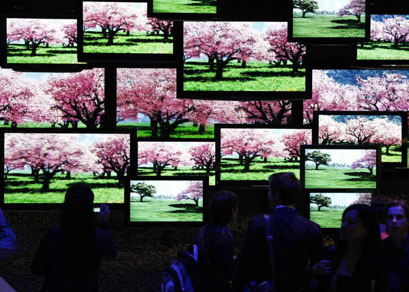 Visitantes olham aparelhos de TV com tela plana em Berlim | Reuters