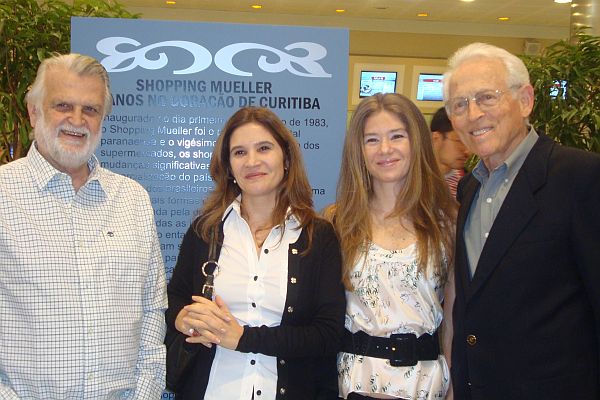 Salomão Soifer (à esq.), as irmãs Sabrina e Gabriela Gurtensten e Samuel Teig foram os anfitriões do coquetel de inauguração, quinta-feira, da exposição fotográfica comemorativa dos 25 anos do Shopping Mueller. A mostra está no Piso Cinemas | Andréia Rodrigues