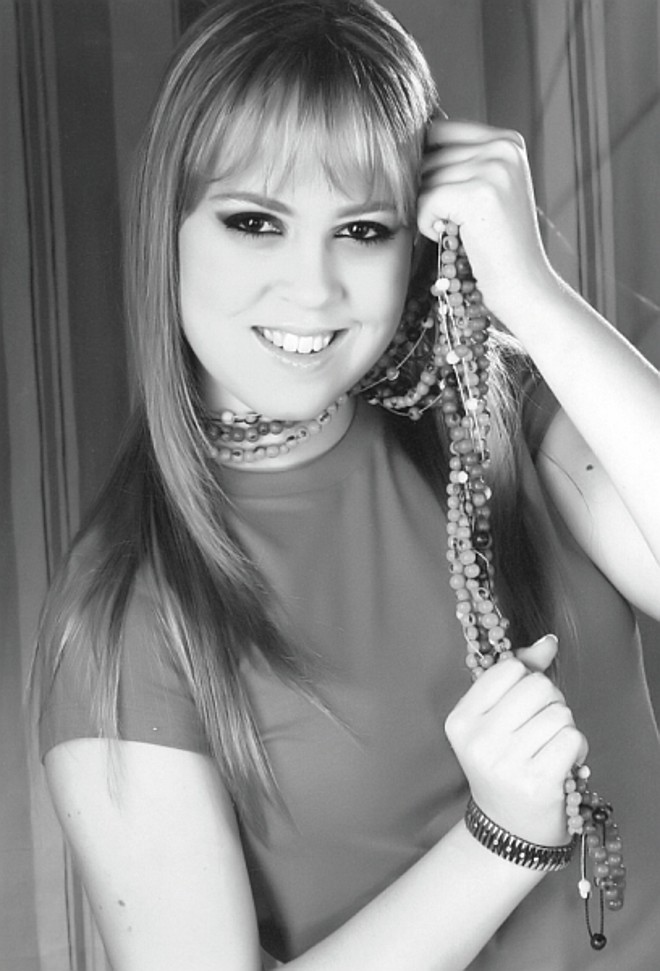 Beleza jovem - Giulianne Macedo Goedert, uma das lindas debutantes 2008, apresentadas ontem, no tradicional baile do Clube Curitibano. Filha da jornalista Giselle e do médico Augusto Venicio Goedert, é neta dos amigos Gislene e José Macedo Neto. (Foto Roman) |