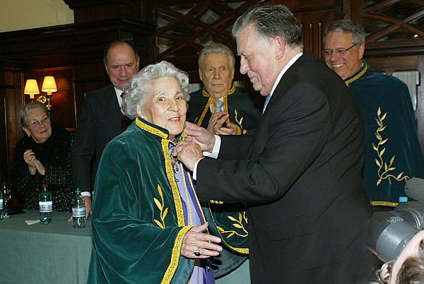 O advogado Caetano Munhoz da Rocha Neto foi quem colocou o pelerini em sua mãe, a ex-primeira-dama do estado Flora Camargo Munhoz da Rocha, que tomou posse na cadeira número 10 da Academia Paranaense de Letras, em concorrida cerimônia no Graciosa Country Club. Ao fundo, o ex-governador João Elisio Ferraz de Campos, o presidente da entidade, Lauro Grein, e o acadêmico Ernani Buchman | Fotos Mauro Campos