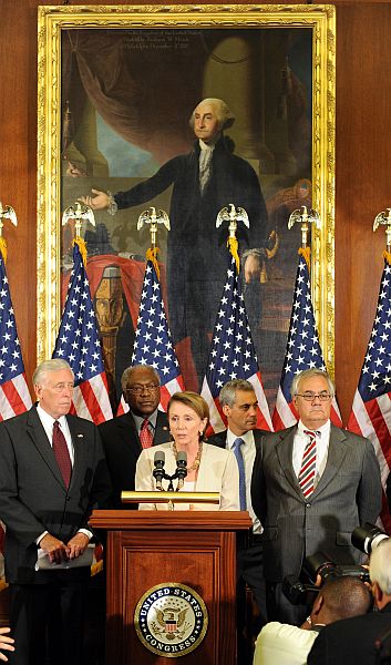 A presidente do Congresso, Nancy Pelosi, acompanhada de colegas democratas: discurso teria atrapalhado aprovação do pacote. | Tim Sloan/AFP