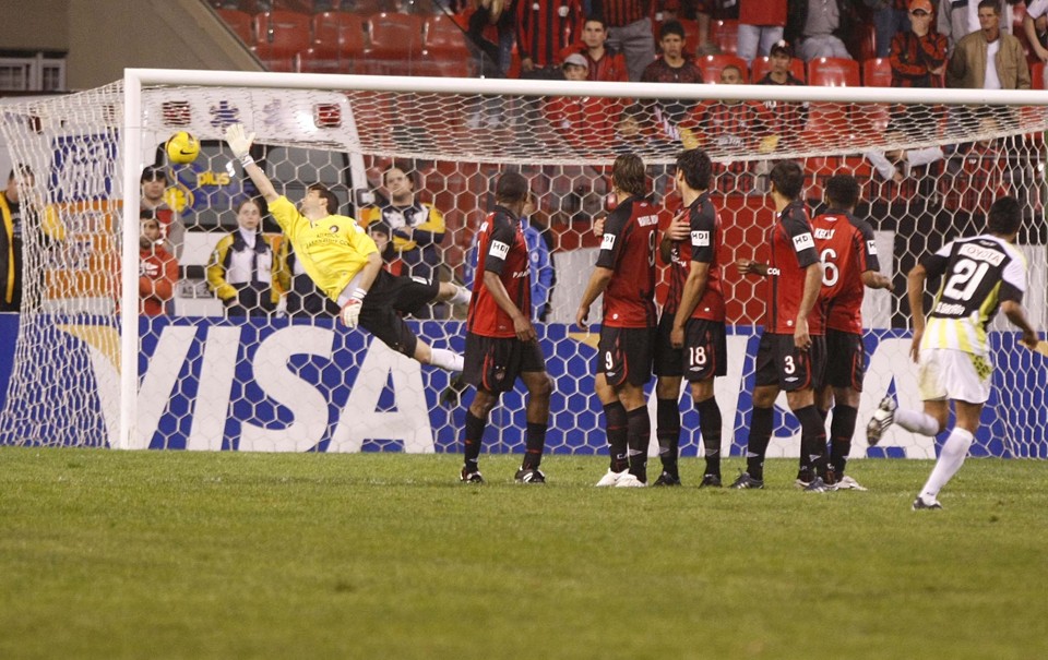 Cobrança de falta perfeita de Santana termina no fundo da rede do goleiro Vinícius | Pedro Serápio / Gazeta do Povo