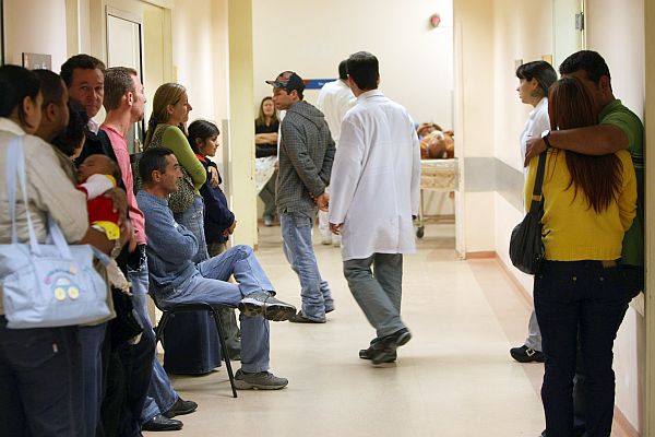 Pacientes aguardam atendimento: serviços hospitalares respondem por 19% dos gastos das famílias em saúde. | Hedeson Alves/Arquivo/Gazeta do Povo