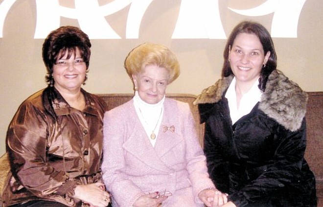 Cumprimentos a Dirlete - Comemorando o aniversário, a querida Dirlete Faccio reuniu, no salão de festas de seu apartamento, grupo amigo em encontro dos mais agradáveis. Na foto, a aniversariante, a jornalista e a filha Aline Faccio | 