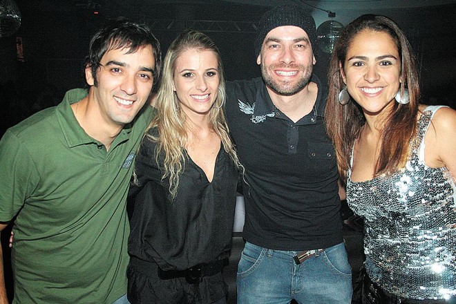 Festa badalada - A comemoração dos 3 anos do Layout 80, reuniu cerca de 3 mil pessoas no Buffet du Batel, em animada festa embalada por 4 DJs, ao som de músicas que tornaram a década de 80, simplesmente inesquecível. Na foto, os sócios da casa, Marcos Pereira  ao lado de Shelly Skiba  e Gláucio Gonzaga, com a assessora de imprensa Melissa Mussi da Prime Comunicação | 