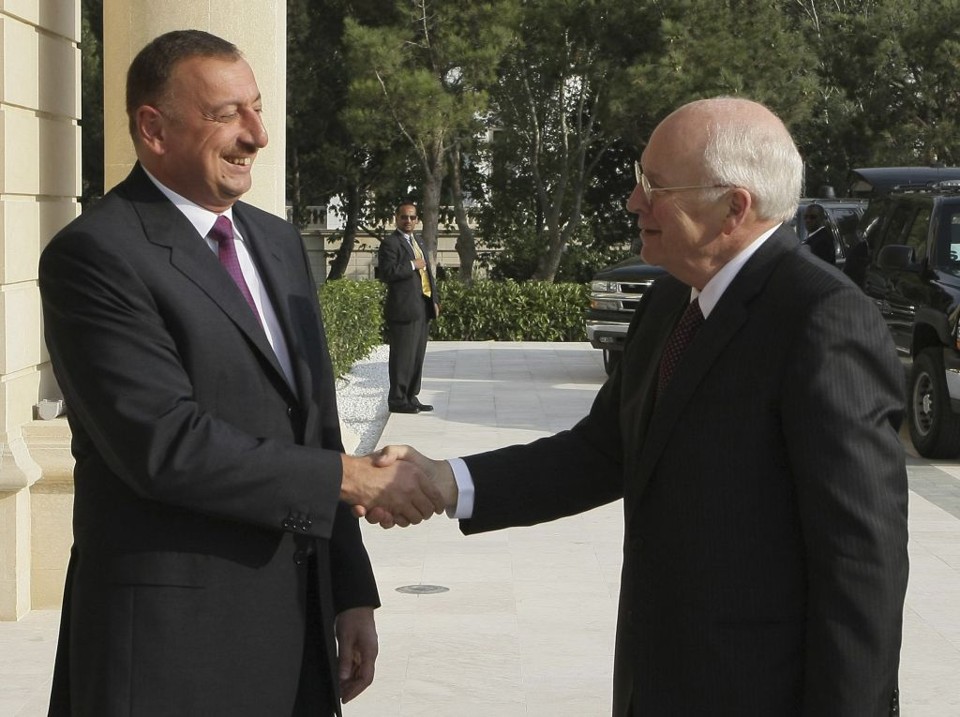 Enquanto Cheney (dir.) está no Azerbaijão reunido com líderes do país que mantém boas relações com os EUA, Rússia afirma que EUA haviam ajudado a detonar conflito na Geórgia | Trend News / Reuters