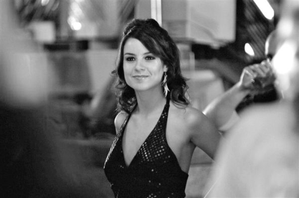 Andréia Horta no papel-título da série Alice: viagem psicodélica à la Lewis Carroll | Fotos: Divulgação/HBO Brasil