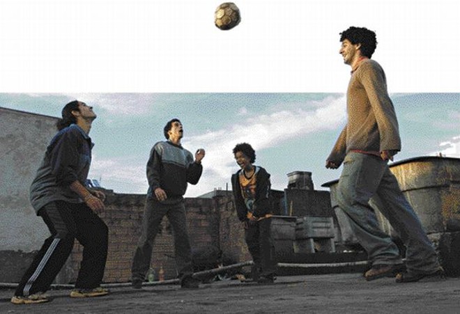 Os quatro irmãos sem pai buscam caminhos para suas vidas: futebol, religião e criminalidade estão entre as possibilidades |