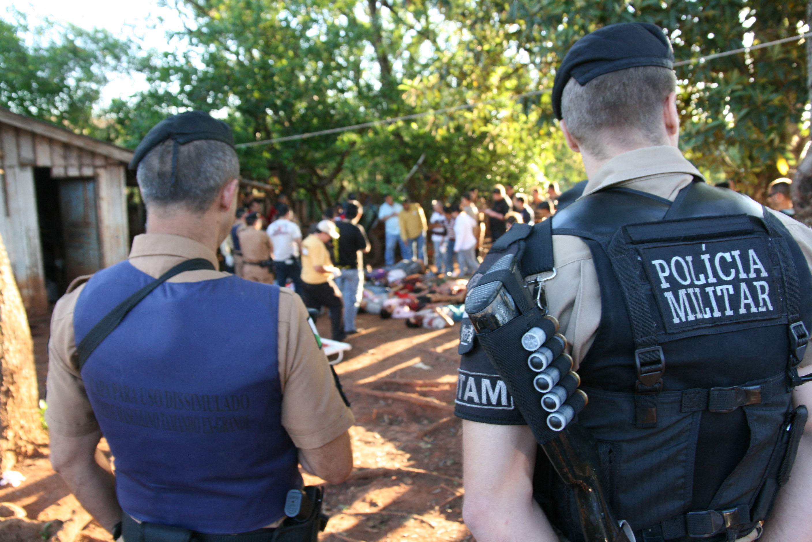 Corpos enfileirados na chácara às margens do logo de Itaipu: ação fulminante | Antonio Roberto/Ilustrado