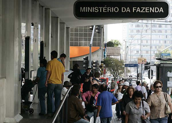 Operação-padrão tem causado tumulto em frente à sede da Receita Federal. | Aniele Nascimento/Gazeta do Povo