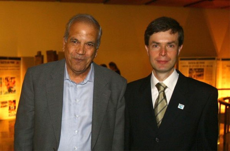 Os 90 anos da Gazeta- O reitor Oriovisto Guimarães, da Universidade Positivo, e o vice-presidente da RPC, Guilherme Döring Cunha Pereira   em visita à exposição memorial deste jornal, quando da abertura das comemorações dos 90 anos da Gazeta do Povo | 