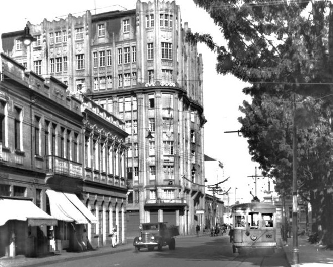 Bonde transitando do lado da Voluntários da Pátria, em 1939 |