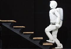 O robô Asimo, da Honda, sobe escada, chuta uma bola: máquinas humanóides ainda não são viáveis comercialmente por custarem muito caro | Reuters