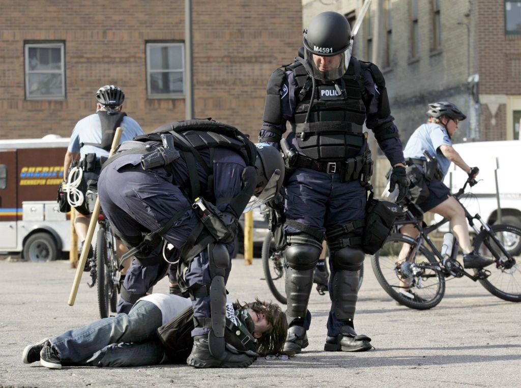 Cerca de 200 pessoas pertencentes à grupos anarquistas sofreram repressão policial por atos violentos | Eric Miller / Reuters