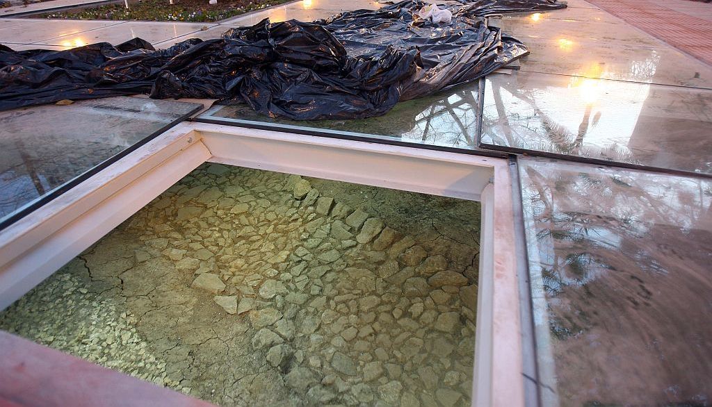 Calçada histórica da Praça Tiradentes: infiltração exige nova obra no piso de vidro | Hedeson Alves/Gazeta do Povo