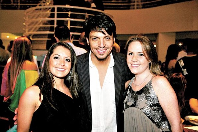 Dining Club - O Café de La Musique, uma das mais badaladas casas noturnas de São Paulo e Jurerê Internacional, inaugurou sua filial em Curitiba em ambiente moderno, cardápio de qualidade, assinado pelos renomados restaurantes Barolo e Terra Madre. Na foto o ex-piloto de Fórmula 1 Tarso Marques, proprietário da casa e sócio do empresário Álvaro Garnero, é cumprimentado pela arquiteta Gisela Carnasciali de Miró e Roberta Busato | 