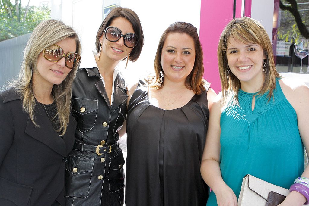 Daniela Leão (ao centro, de preto) com as amigas Karina Kulig (à esq.), Michelle Jamur e Francelli Cavalca, no almoço oferecido ontem por ela, no bistrô Sel et Sucre, para apresentar a nova coleção de sua marca de acessórios em jóias Wishes | Diego Pisante
