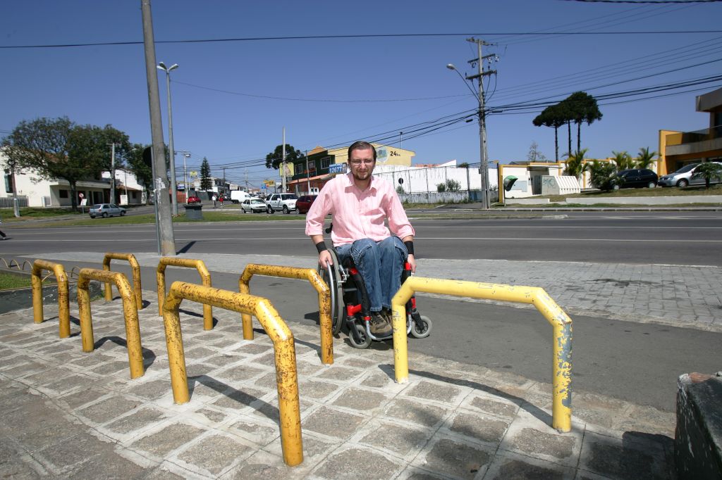 O cadeirante Junior Ongaro: O pior problema são as calçadas, que não têm rampas | Marcelo Elias/Gazeta do Povo