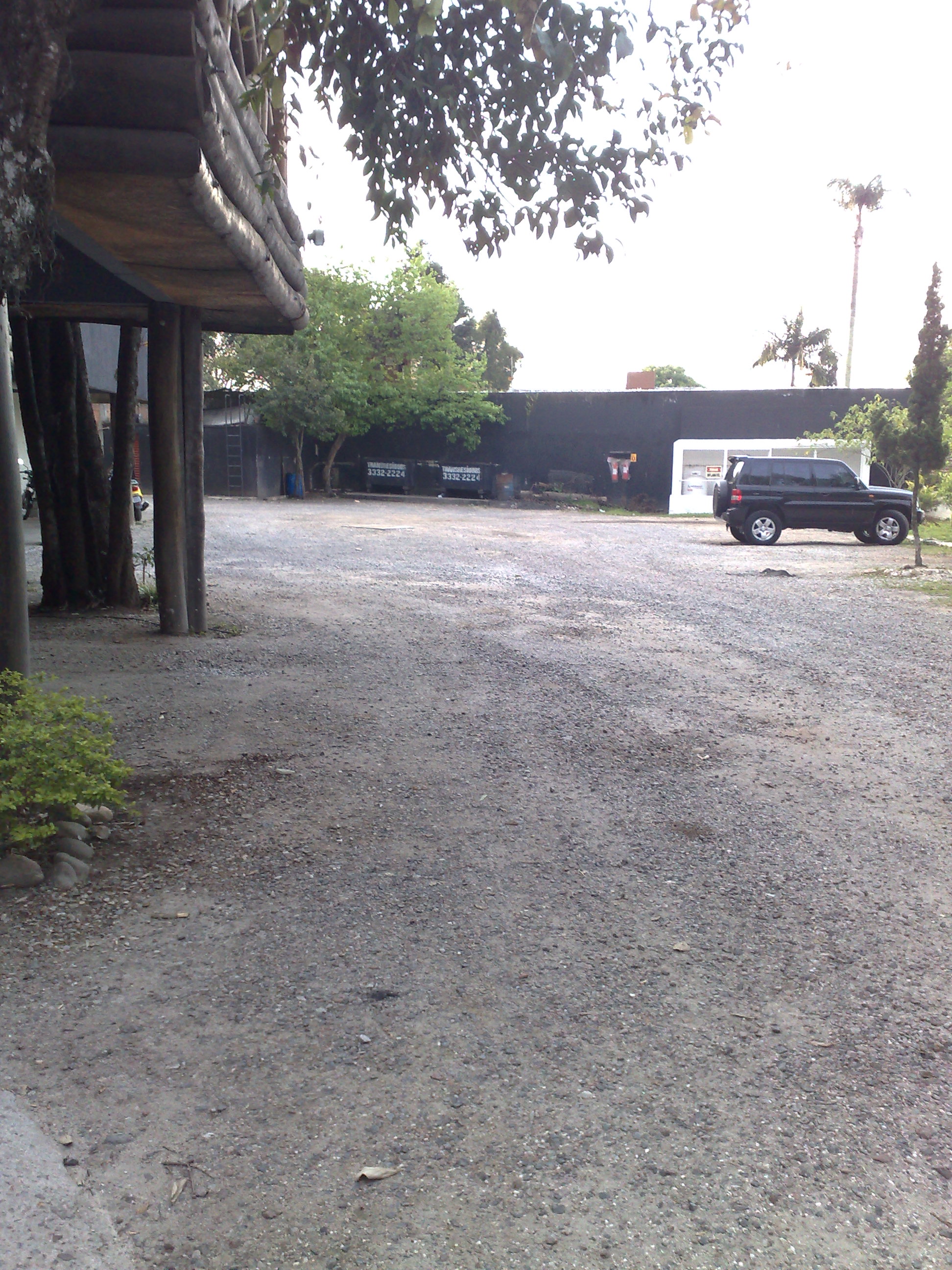 Local por onde o vigia teria sido arrastado, segundo a perícia | João Varella / Gazeta do Povo