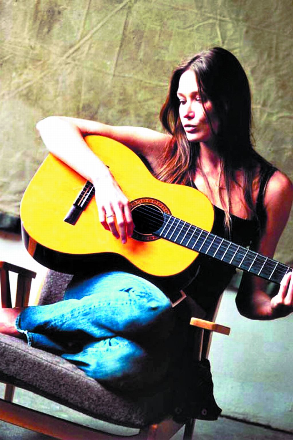 Carla Bruni tem dotes vocais limitados, mas um timbre envolvente, e escreve boas canções | Divulgação/ Gravadora Naive