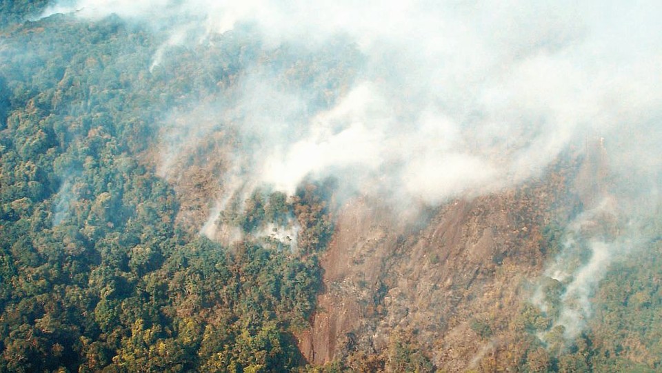 Em Campina Grande do Sul, na Grande Curitiba, incêndio destruiu parte de um morro no Parque Estadual do Pico Paraná | Eugênio Celso