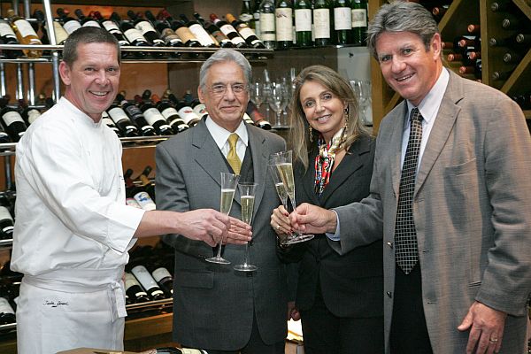 Fernando Henrique Cardoso brinda com o casal Marila e Miguel Riella e com o chef Junior Durski, na adega do restaurante Durski, onde o ex-presidente jantou anteontem, após a palestra que deu no XXIV Congresso Brasileiro de Nefrologia | Naideron Jr.