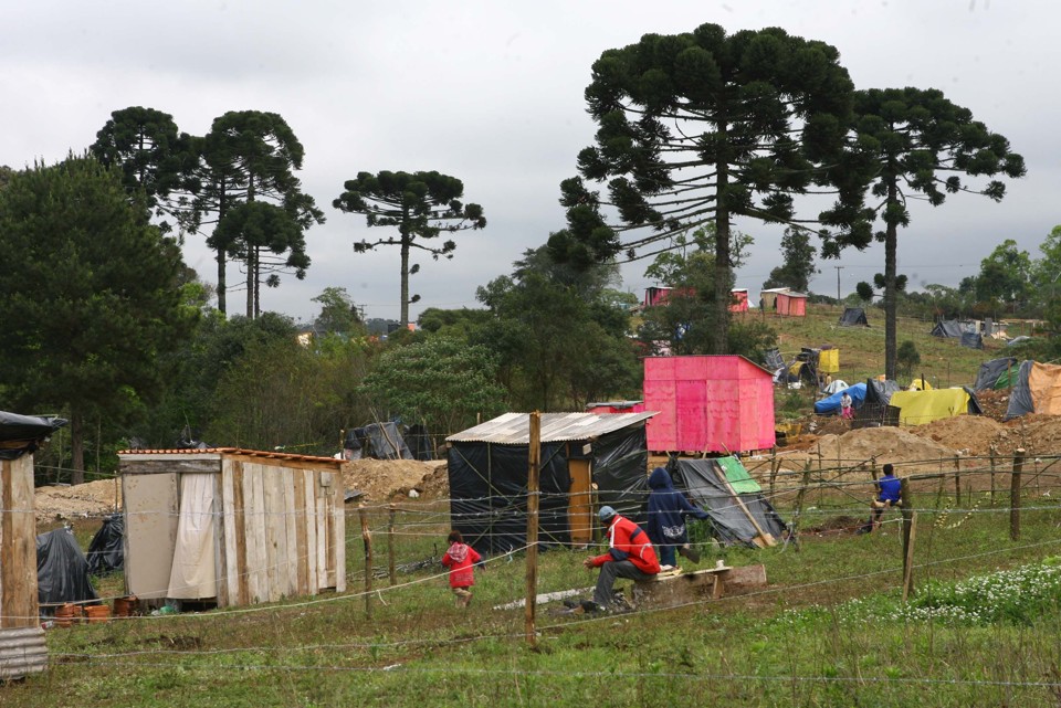 Aproximadamente 1,5 mil famílias estão acampadas na área, invadida no início do mês | Priscila Forone - Gazeta do Povo
