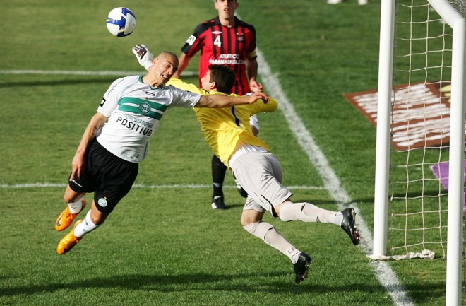 Lance do gol do Coritiba: Galatto levou o pior na dividida com Ariel Nauhelpan | 