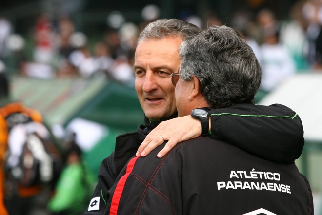 Técnicos Dorival Júnior e Geninho se cumprimentam antes do Atletiba | 