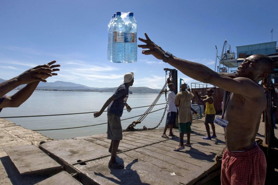 Moradores retiram cerca de 33 toneladas de donativos enviados pela ONU: pelo menos 80 mortos eram de Gonaives | Logan Abassi / Reuters