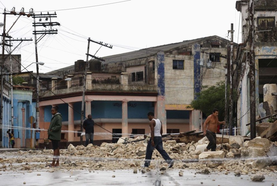 Moradores caminham em meio aos escombros: Furacão Ike deixou quatro mortos em Cuba | Claudia Daut / Reuters