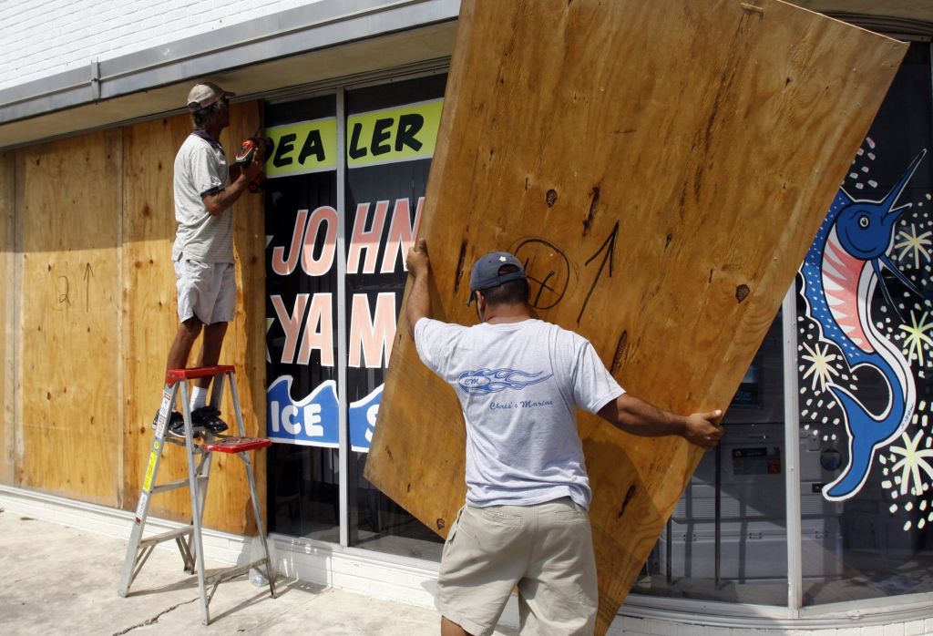 Moradores e comerciantes isolam residências e comércios com a chegada do furacão Ike | Joe Mitchell / Reuters