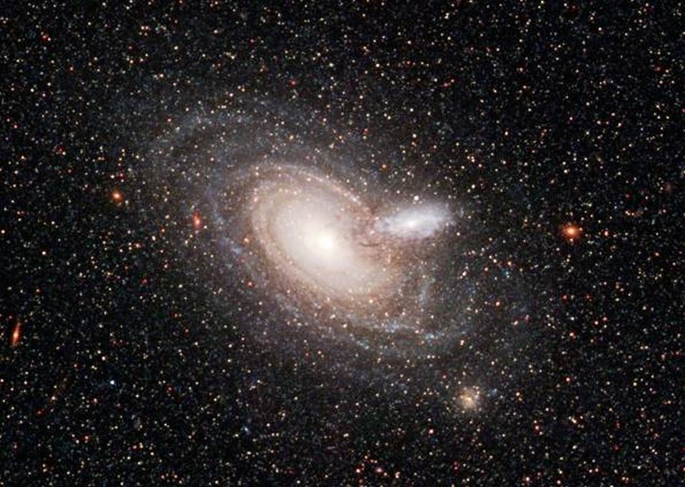 Pequena galáxia espiral passa à frente de outra, maior, em imagem do Hubble | NASA/ESA/STScI
