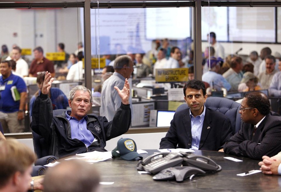 Bush ouviu relatos do governador de Louisiana Bobby Jindal (2º esq.) e de autoridades de Baton Rouge: restauração de energia para 1,1 milhão de lares e empresas | Eric Draper / Reuters