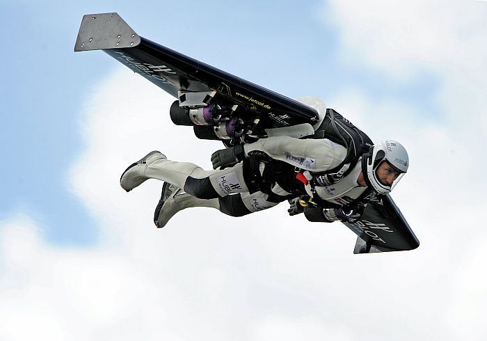 O piloto suíço Yves Rossy, em sua travessia sobre o Canal da Mancha | Fabrice Coffrini/AFP