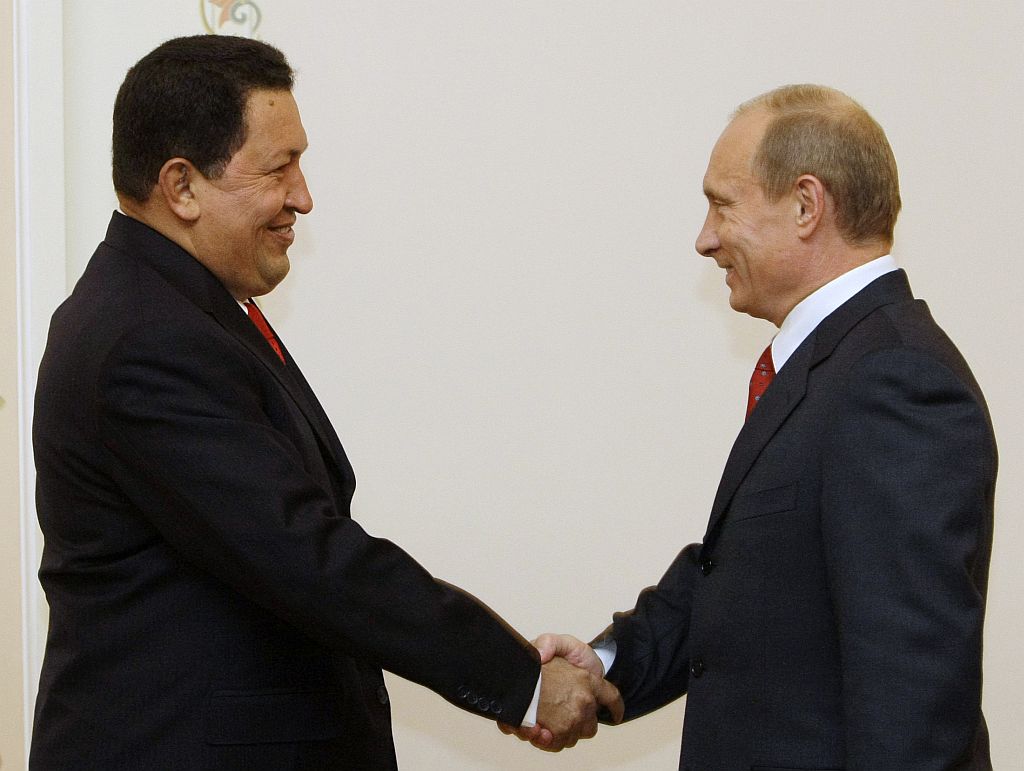 "Estamos todos prontos para operar na esfera da energia atômica pacífica", indicou Putin (dir.) durante conversa com Chávez | Denis Sinyakov / Reuters