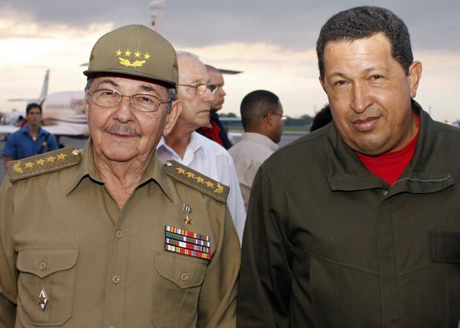 Hugo Chávez (esq.) posa para foto ao lado do presidente cubano Raúl Castro: primeira estada na viagem mundial | Miraflores Palace / Reuters