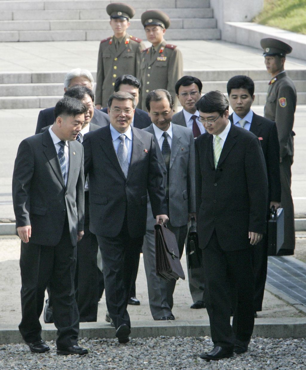 Hak-Bong (2º esq.) anunciou que o mundo já pode dizer que a Coréia do Norte já começou a trabalhar "para que sejam restauradas (usinas nucleares) e voltem a operar como antes" | Ahn Young-joon / Reuters