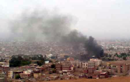 Fumaça na embaixada americana no Iêmen, que sofreu atentado terrorista | Pool/Reuters